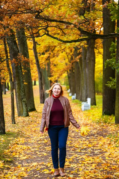 Portrét ženy v podzimní park. — Stock fotografie