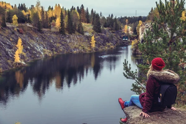 Chica turista mira en el lago de montaña en el cañón de mármol . —  Fotos de Stock