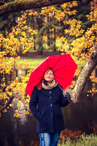 Retrato de mulher em um parque de outono . — Fotografia de Stock