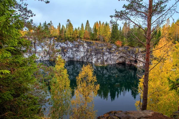 Terk edilmiş mermer Kanyon. Harika sonbahar manzara.
