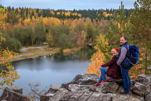 Familjen resenärer tittar på en fjällsjö i marmor Canyon. — Stockfoto