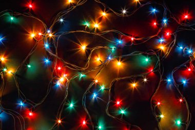 Siyah arka planda renkli noel ışıkları. 