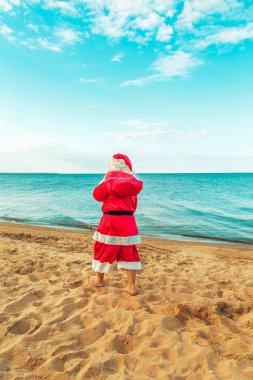 Noel Baba hediye sahilde bir çanta. Bedeni sembolü
