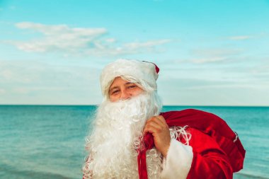 Noel Baba hediye sahilde bir torba ile. 