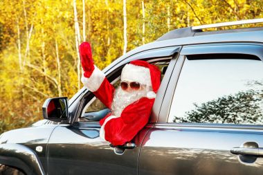 Otantik Noel Baba. Noel Baba bir araba kullanıyor.