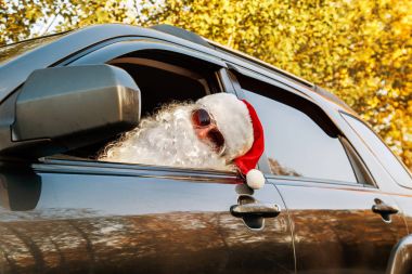 Otantik Noel Baba. Noel Baba bir araba kullanıyor.