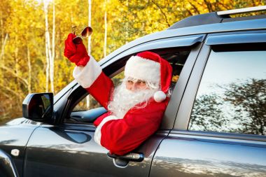 Otantik Noel Baba. Noel Baba bir araba kullanıyor.