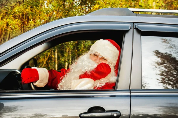 Otantik Noel Baba. Noel Baba bir araba kullanıyor.