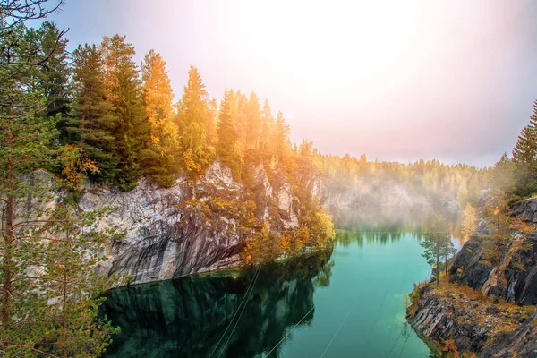 Terk edilmiş mermer Kanyon. Harika sonbahar manzara.