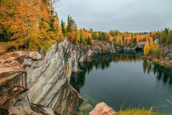 Terk edilmiş mermer Kanyon. Harika sonbahar manzara.