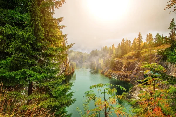 Terk edilmiş mermer Kanyon. Harika sonbahar manzara.