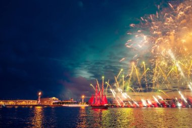 Renkli havai fişek ve scarlet yelkenli bir gemi.