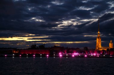 Peter ve Paul Katedrali gece görünümü.