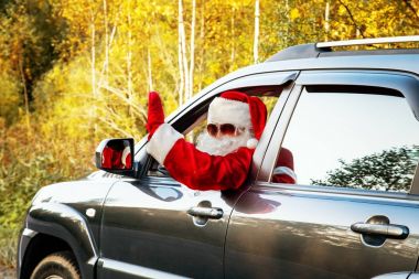 Otantik Noel Baba. Noel Baba bir araba kullanıyor.