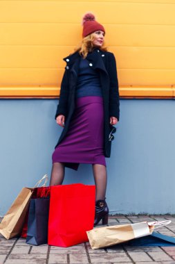 Alışveriş torbaları ile güzel yorgun kadın.