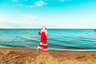 Noel Baba hediye sahilde bir çanta. Bedeni sembolü