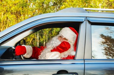 Otantik Noel Baba. Noel Baba bir araba kullanıyor.