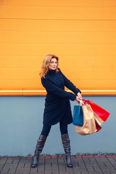ショッピングバッグを持つ美しい女性. — ストック写真