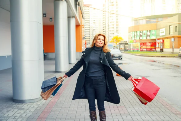 ショッピング バッグと歩く美しい女性. — ストック写真