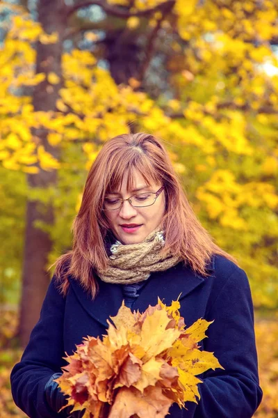 Portret van een vrouw in een herfst park. — Stockfoto