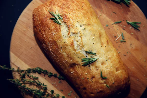 ขนมปัง ciabatta อิตาเลียนแบบดั้งเดิมที่มีสมุนไพร . — ภาพถ่ายสต็อก
