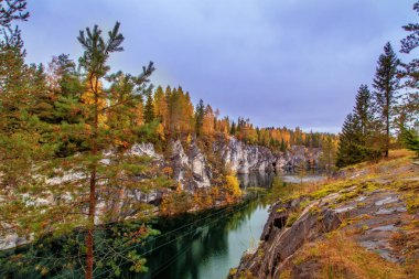 Terk edilmiş mermer Kanyon. Harika sonbahar manzara.