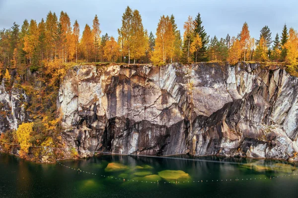 Terk edilmiş mermer Kanyon. Harika sonbahar manzara.