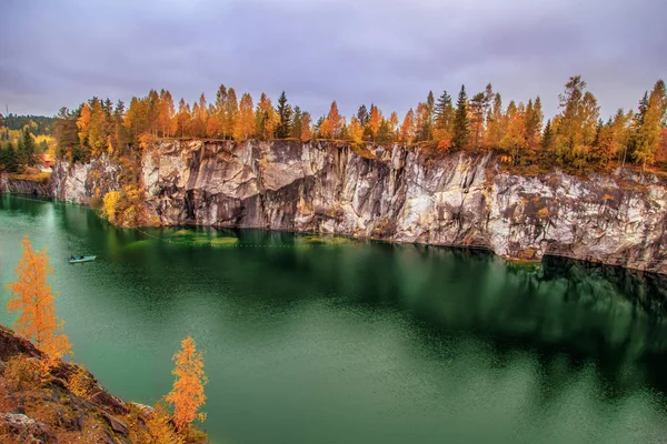 Opuštěný mramorový kaňon. Super podzimní krajina. — Stock fotografie