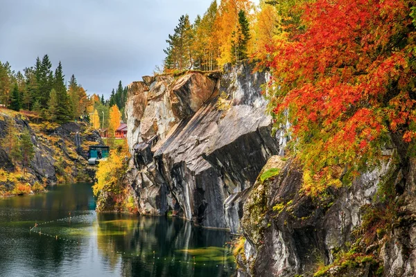 Cañón de mármol abandonado. Impresionante paisaje de otoño . —  Fotos de Stock