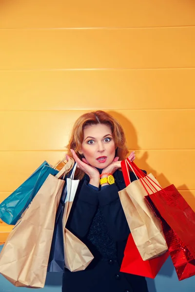 ショッピングバッグを持つ美しい女性. — ストック写真