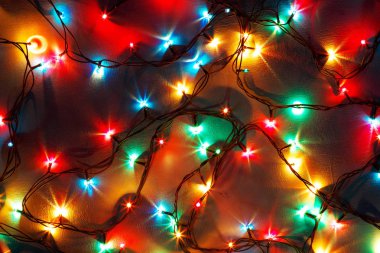 Siyah arka planda renkli noel ışıkları. 