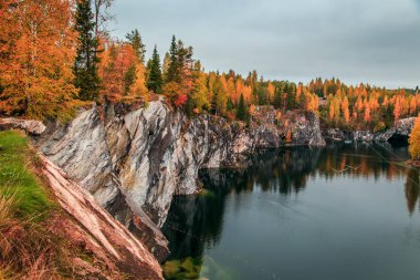 Terk edilmiş mermer Kanyon. Harika sonbahar manzara.