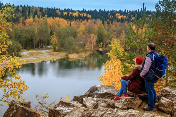 Aile gezginler mermer Kanyon bir dağ gölü isteyen. 