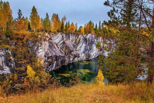 大理石の峡谷を放棄しました。素晴らしい秋の風景. — ストック写真