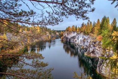 Terk edilmiş mermer Kanyon. Harika sonbahar manzara.