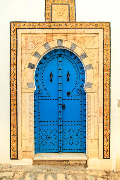 Porte bleue traditionnelle à Sidi Bou Saïd . — Photo