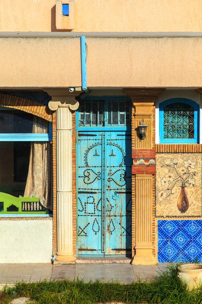 Traditional blue door  in El Jem. — Stock Photo, Image