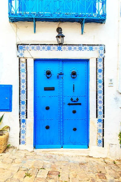 La tradizionale porta blu a Sidi Bou Said . — Foto Stock