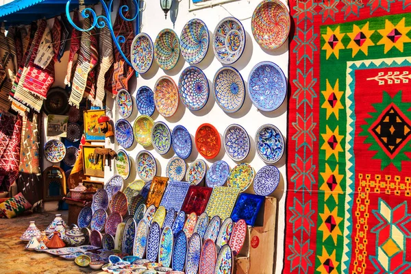 Сувенірні фаянсу та килимами у Туніський ринок. — стокове фото