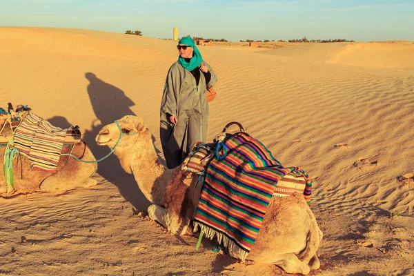 Sahara Çölü'nde bir deve kadınla. — Stok fotoğraf