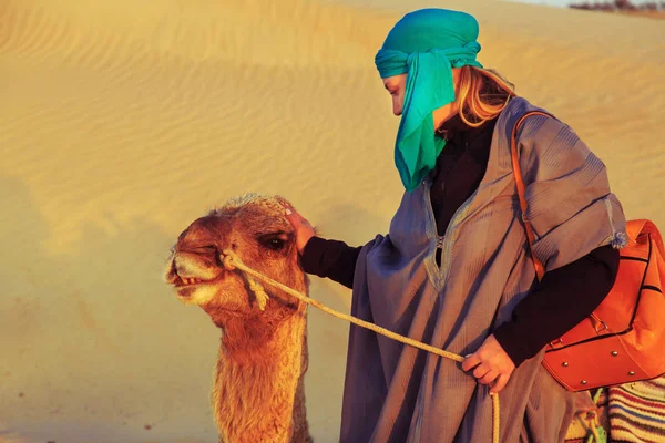 Žena s velbloud na poušti Sahara. — Stock fotografie