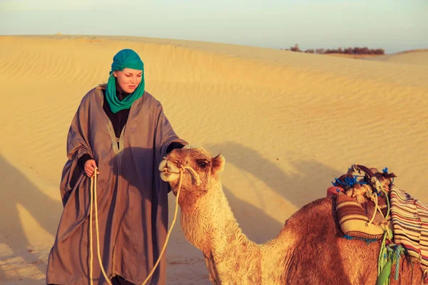 Žena s velbloud na poušti Sahara. — Stock fotografie
