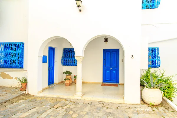 Weiß-blaue Stadt sidi bou sagte, Tunesien. — Stockfoto