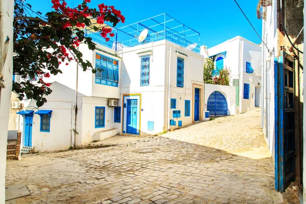 Weiß-blaue Stadt sidi bou sagte, Tunesien. — Stockfoto