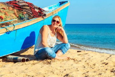 Çekici yalnız kız sahilde.