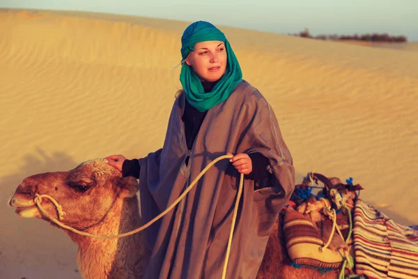 Kvinna med en kamel i Saharaöknen. — Stockfoto