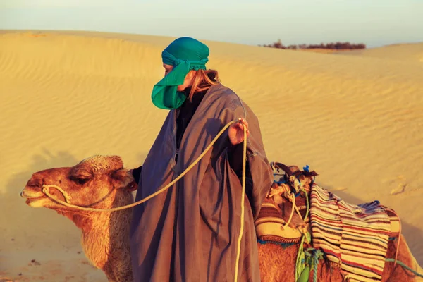 Sahara Çölü'nde bir deve kadınla. — Stok fotoğraf