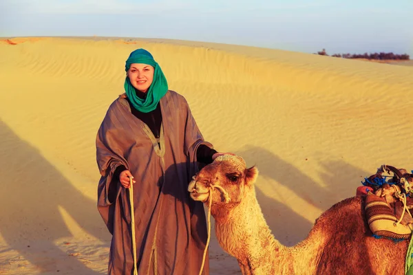 Sahara Çölü'nde bir deve kadınla. — Stok fotoğraf