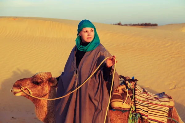 Sahara Çölü'nde bir deve kadınla. — Stok fotoğraf