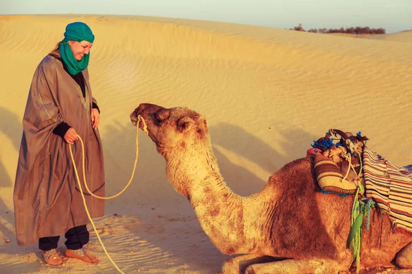 Sahara Çölü'nde bir deve kadınla. — Stok fotoğraf